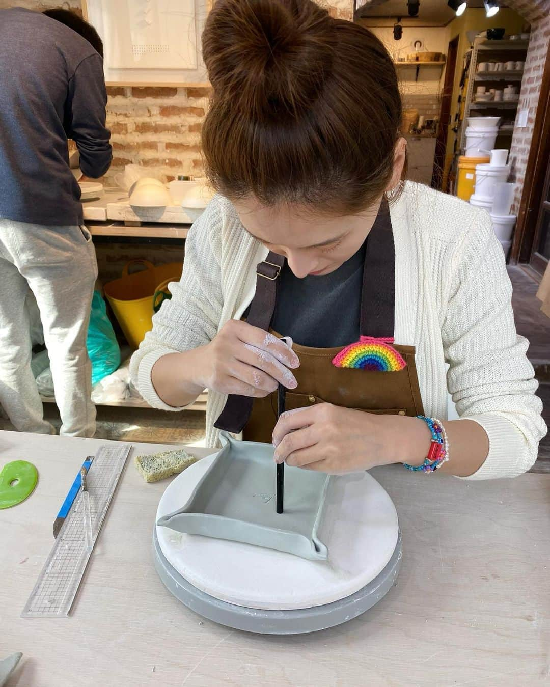 キム・ジェギョン さんのインスタグラム写真 - (キム・ジェギョン Instagram)「지난 봄에 만들고🥣 여름이 되어 숙성을 마친 1000번 저어서 만든 수제비누와🧼 비누그릇🛁 뿌듯하지만 씻기 귀찮군🥱 #alchemistJK」7月24日 8時06分 - _kimjaekyung_