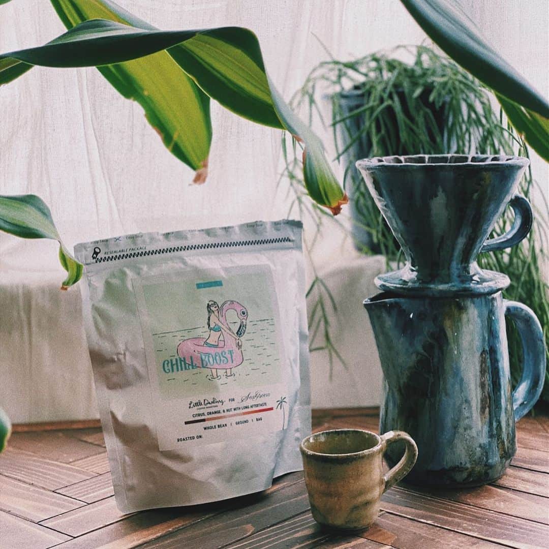 国枝洋子のインスタグラム：「昨日買った @kenny_spicysolと　@seagreen_kamakura と @littledarling_coffeeroasters がコラボしてるコーヒー豆☕️  そしてこのドリッパーを使う時がきた♡  ずっと楽しみにしてました☺️🙏  朝から香りだけで幸せを感じる。  @seagreen_kamakura と webでコーヒー豆買えます♡」