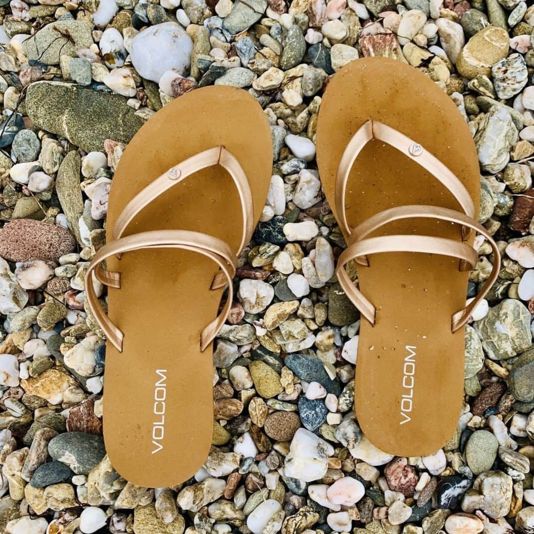 ボルコムのインスタグラム：「So comfy and still sandy 🙌🏽  Your favorite sandal in Rose Gold!」