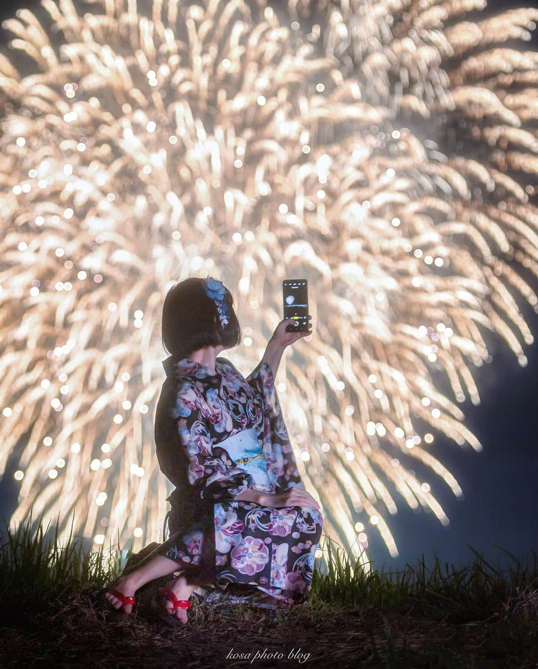 コサさんのインスタグラム写真 - (コサInstagram)「きっとサプライズ花火があるはず！！ 変な自信だけで仲間とチャレンジ💪 ロケハンしてた場所から、位置も高さも予想が見事に的中してビックリしました‼️😮 . Location:奈良 Nara / Japan🇯🇵 Date:2020.7.23 Model: Nagisa . #花火 #葛城 #わたしは奈良派 #上を向いて歩こうプロジェクト #ポトレ撮影隊 #as_archive #jp_portrait部 #jp_mood #Rox_Captures #LBJ_Legend #art_of_japan_ #tokyocameraclub #dpj_member #IG_PHOS #photo_jpn #ptk_japan #pt_life_ #bestjapanpics #sorakataphoto #広がり同盟メンバー #light_nikon #nipponpic_member #special_spot_vip #s_shot #japan_of_insta #bestphoto_japan #kf_gallery_vip #1x_japan #IGersJP #jalan_natsu2020」7月24日 8時15分 - kosa_photo