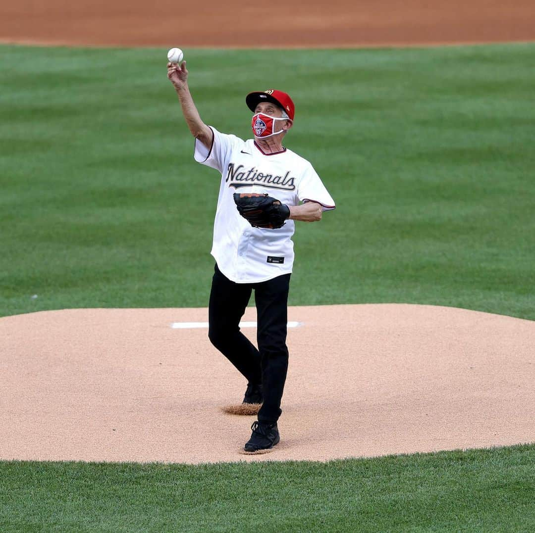 MLBさんのインスタグラム写真 - (MLBInstagram)「Dr. Anthony Fauci helps us get the 2020 season underway.   We are grateful to him and all the courageous frontline workers and healthcare heroes who continue to keep us safe and made our return possible.」7月24日 8時07分 - mlb