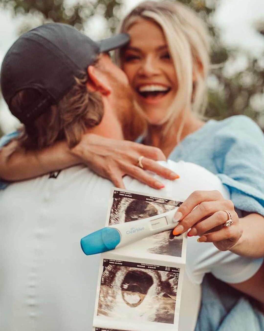 E! Onlineさんのインスタグラム写真 - (E! OnlineInstagram)「#DWTS pro Witney Carson is expecting her first child! Dance your way to the link in our bio for more on her 10/10 baby announcement. ❤️(📷: @jenanderson_photography)」7月24日 8時16分 - enews