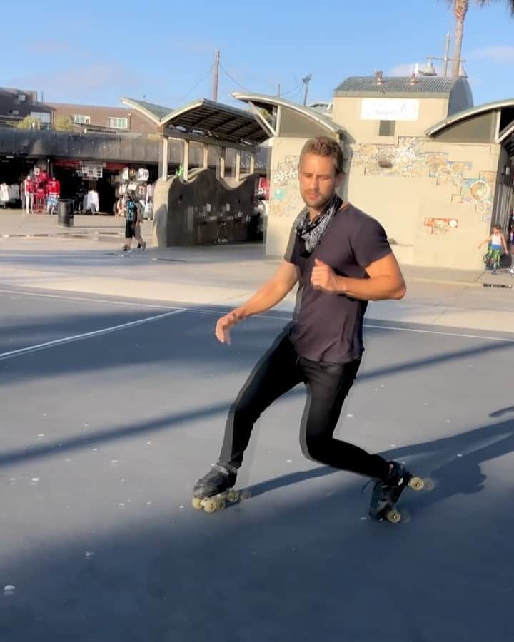 ニック・ビオールのインスタグラム：「As they say... these hips don’t lie」