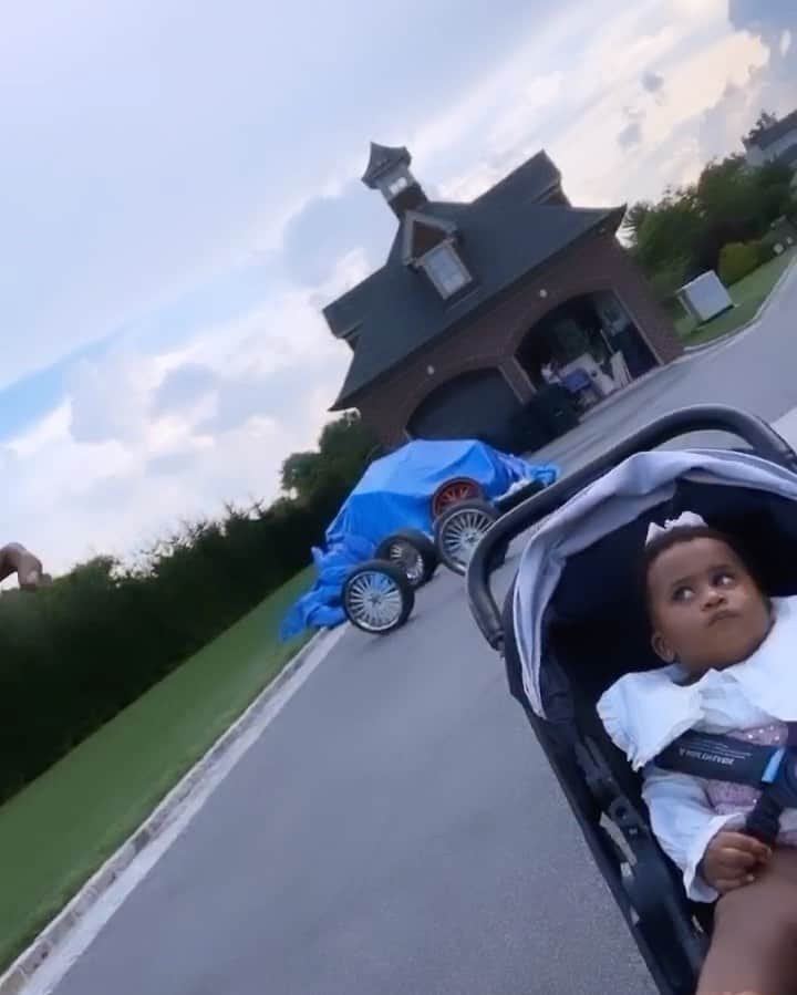 ホセ・レイエスのインスタグラム：「Que pensara la beba de su papa🤣」