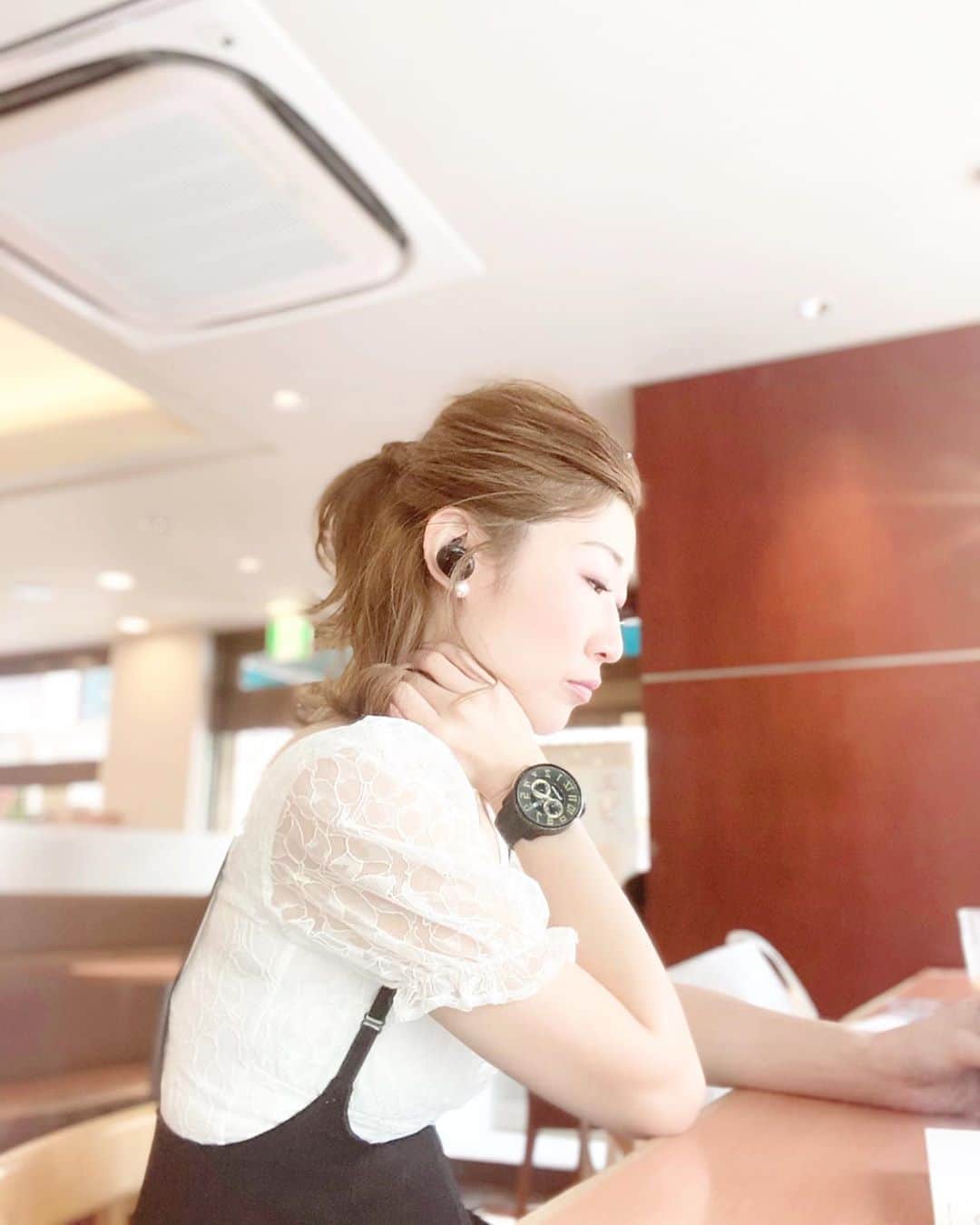 のインスタグラム：「【リズム】 6月から、店舗自体が週休2日になった マニクローゼット。 昨日はお店の定休日でしたが。 ・ 製作してもらってる動画のチェックで あっという間に1日が終わり 気がついたら夜でした（ガーン）😳 ・ そう、1日は短いのです。 ・ 寝る時間や食べる時間、人に逢う時間を除いたら 起きていてかつ 集中して一つのことを考えられる時間って 1日2時間もあればいい方じゃないだろうか。 いやそんなにないかもしれない。 ・ 休もうと思えば ダラダラ のんびり ゆっくりもできる。 ・ そしてたぶんそれは遠い将来 そうしたくなくても そうせざるを得ない時が 来るかもしれない。 ・ だから今はまだ 毎日同じリズムに活き 同じ場所同じ人を感じながら 自分にしかできないオンリーワンなことに 時間を費やしたい。 ・ たまにはダラダラしちゃうけど笑 ・ 毎日与えられた時間が同じなら どんなことでも、たった一つでもいいから マニクロを通じ、自分を通じ。 誰かにワクワクを感じてもらえる 〝何か〟を生み出して過ごしたい。 ・ 考えたり、思うだけじゃなく。 形にしたい。 ・ 今の私たちにできることは 技術でも、教育でも、経営でも。 全てにおいて〝創造する〟ことなのだから。 ・ -休息こそ、アイデアを形に-」