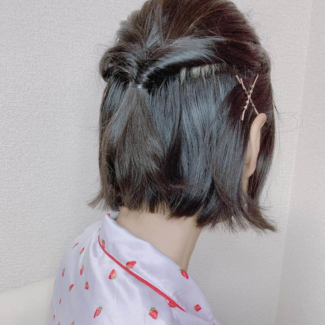 河合くるみさんのインスタグラム写真 - (河合くるみInstagram)「・ ・ #100日後にかわいくなるくるみちゃん #5日目 ・ 外ハネハーフアップ🏹 ・ 気づいたよ。 ボブの外はねめちゃ苦手です🥺 ・ 100日後うまくなってるといいな ・ ・ 全体をストレートアイロンで外はねにする いいかんじの量とってハーフアップにしてチビゴムでとめる くるりんぱしてなじませて トップの髪の毛ひきだす ・ ・ ゴールドのピンでばってんつくっておわり✌︎✌︎ ・ これ配信で好評だった👶🏻いえい ・ ・ #ボブ #ボブアレンジ #ショートアレンジ #ハーフアップ #くるりんぱ #くるりんぱアレンジ #簡単ヘアアレンジ #毎日投稿 #100日投稿 #パジャマ #ポコチャ #ライバー #サロモ #美容師 #アイドル #女優」7月24日 8時28分 - 6v6_krm