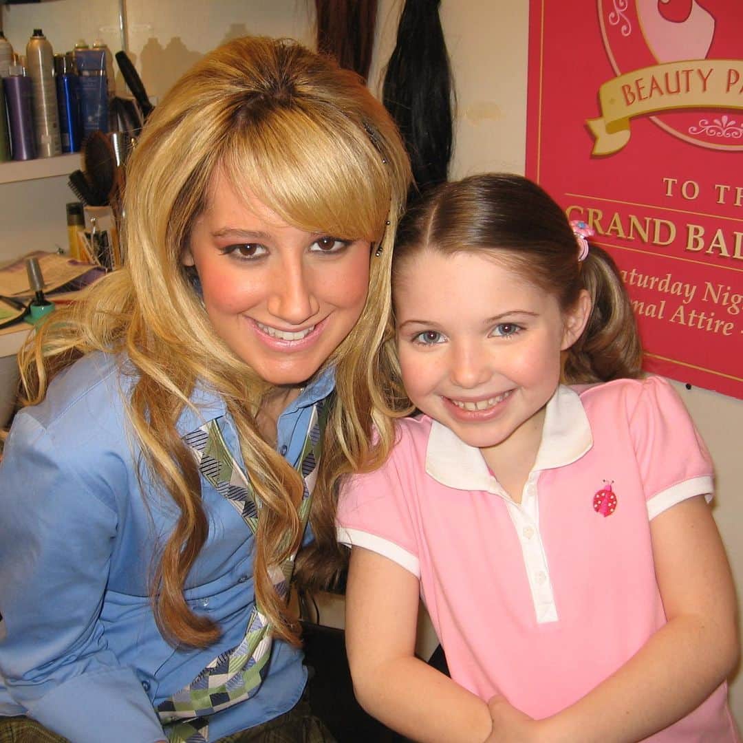 サミー・ハンラティのインスタグラム：「#tbt scamming the Tipton hotel 😬 sorry @ashleytisdale 😂 #suitlifeofzackandcody #suitelife」