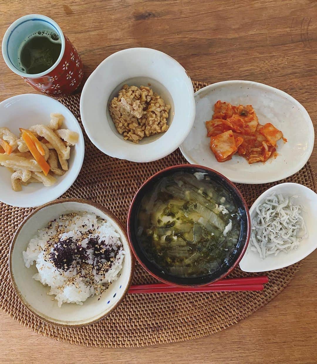 五明祐子さんのインスタグラム写真 - (五明祐子Instagram)「ストーリーズに、たくさんご質問ありがとうございました☺️🙏楽しく読ませていただきました〜 さて。ごはんについてのご質問も多くいただきましたので、今日の朝ごはんです。いつもこんな感じです😂 おしゃれじゃなくてすいません😂 家で食べる時はお味噌汁は毎回食べます。今日は大根と青さのり、卵も入れちゃいました😊 • • #朝ごはん#これ食べ終わったあと#カフェオレ飲もうかな☺️」7月24日 8時40分 - gomyoyuko