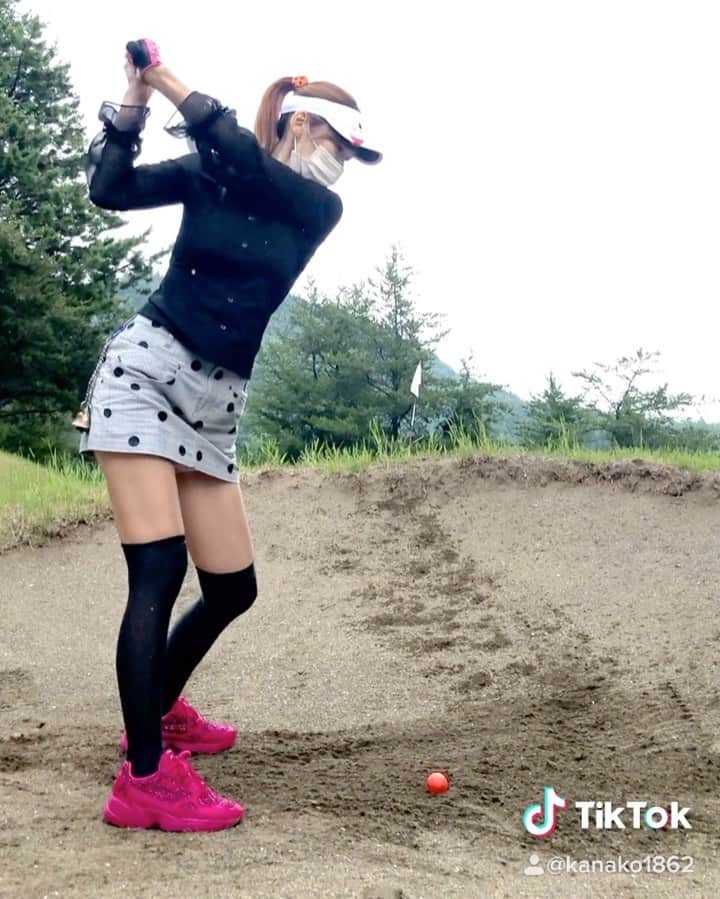 のインスタグラム：「【おしりに鈴🏌️‍♀️】おはようございます☀️✨  カメラ回ってない普段のバンカーショット⛳️  テレビだと、なぜか面白くなっちゃうの悔しい🥺🥺🥺❤  #見てくれたメッセージ沢山届きました✨ありがとう🙊💕🙇‍♀️ #バンカーショット #熊よけの鈴付き #四連休のはじまり #おしりに鈴 #ゴルフ初心者 #ゴルフ練習 #ゴルフスイング」