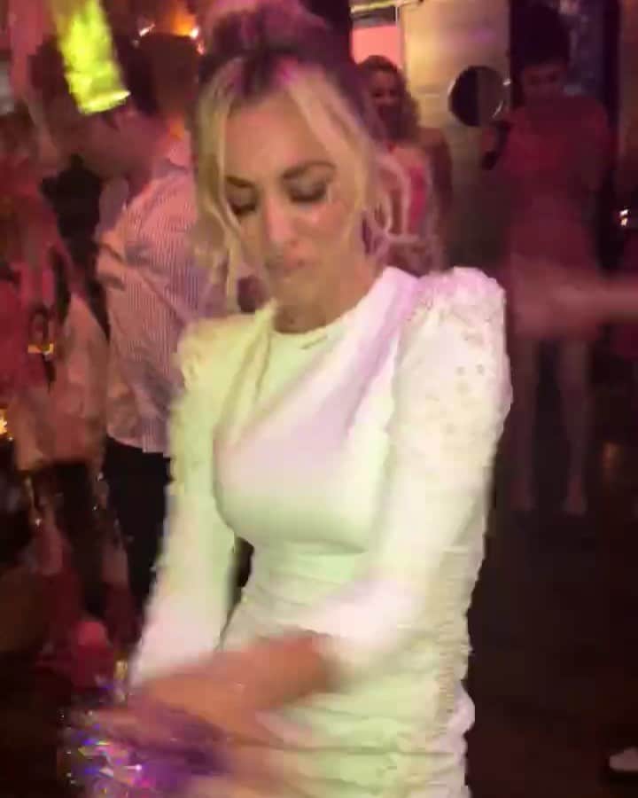 ブラッド・ゴレスキーのインスタグラム：「I don’t know about you but I am ready to werk bitch on the dance floor 💃🏻🕺🏻 @kaleycuoco #tbt」