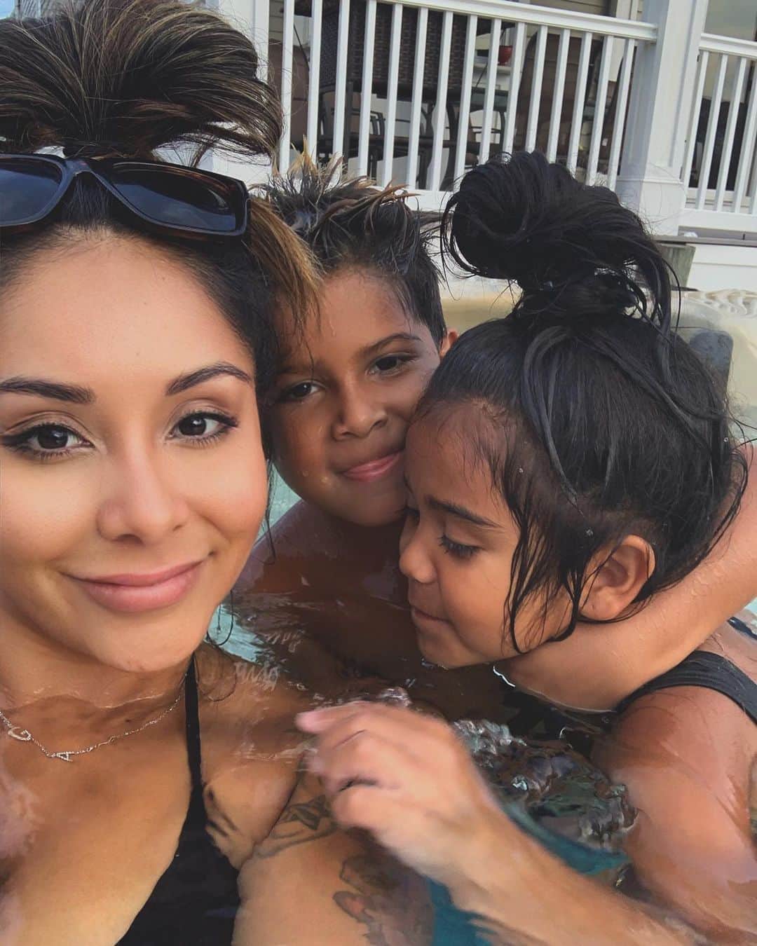 ニコール・ ポリッツィのインスタグラム：「👩🏽👦🏽👧🏽」