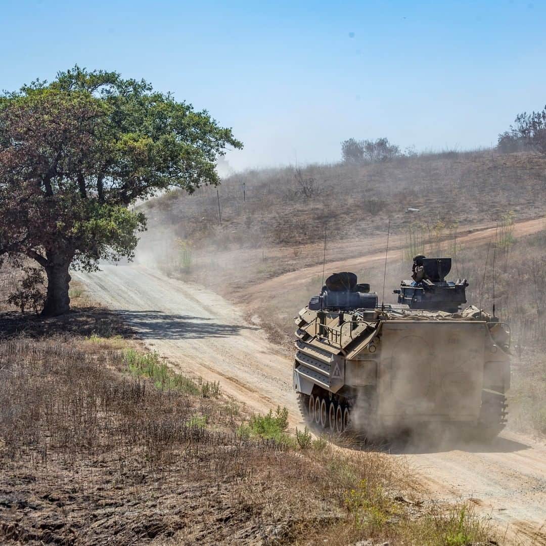 アメリカ海兵隊さんのインスタグラム写真 - (アメリカ海兵隊Instagram)「Hit The Dusty Trail  A @15thmeu assault amphibious vehicle stages on the firing line during sustainment training at @mcb_camp_pendleton.  Crew members conducted the sustainment training to improve and maintain their AAV skills. (U.S. Marine Corps photo by Lance Cpl. Brendan Mullin)  #USMC #Marines #Military #OffRoad」7月24日 9時00分 - marines