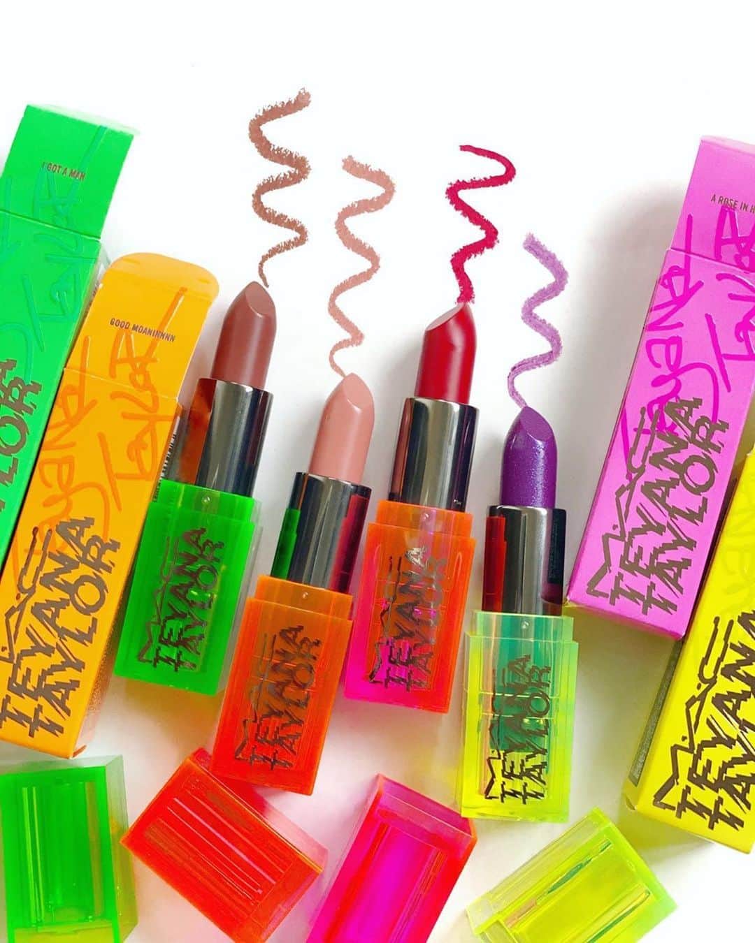 M∙A∙C Cosmetics Japanのインスタグラム：「【本日一部店舗*限定発売】 全米を熱狂させる多才なエンターテイナー、「テヤナ・テイラー」との限定コラボコレクションが登場🌈 #MACテヤナテイラー #MACTeyanaTaylor ㅤ リップスティック、フェイスパウダー、リップグロス、リップペンシルの全カラーをスワイプしてチェック👉 コレクション製品を使用したInstagram LIVEは IGTVにアーカイブがございます📺 ㅤ (*販売店舗: ジェイアール名古屋タカシマヤ、阪急うめだ本店、岩田屋本店 本館、伊勢丹 新宿本店、M·A·C 表参道ヒルズ店、西武池袋本店、髙島屋 横浜店、ルミネエスト新宿店、大丸 心斎橋店、大阪髙島屋、大丸 札幌店、松坂屋名古屋、西武渋谷店、あべのハルカス近鉄本店、そごう広島店、髙島屋 京都店、大丸 神戸店、三越名古屋 栄店、浜松遠鉄百貨店、そごう千葉店、エスパル仙台、大和 香林坊店、北千住マルイ、SHIBUYA109、M·A·C 心斎橋店) ㅤ ※公式オンラインショップ先行販売中 ㅤ #MACCosmeticsJapan #MACCosmetics #MAC #MACコスメ #マックコスメ #コスメ#コスメ紹介#コスメ好き#コスメレポ #化粧品 #デパコス #コスメ部 #コスメマニア #メイク好き#メイク道具#美容大好き#美容好き#トレンドメイク#夏メイク#メイクテク#MACリップ#リップ#リップメイク#リップスティック #リップグロス#ボリューム#マットリップ#リップマニア」