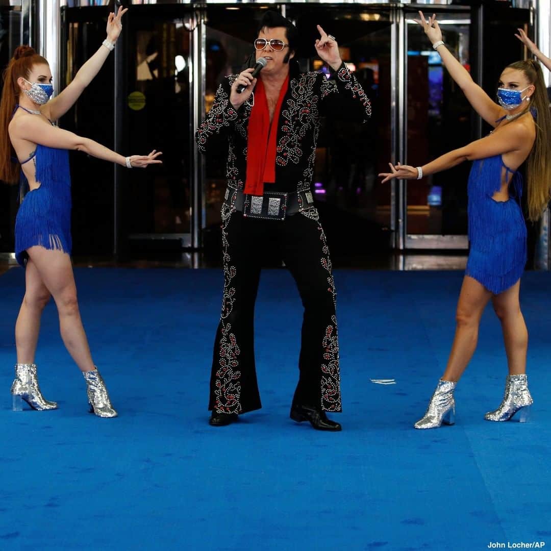 ABC Newsさんのインスタグラム写真 - (ABC NewsInstagram)「Elvis tribute artist Brendan Paul performs with showgirls at the reopening of Bally's Las Vegas hotel and casino in Las Vegas.    The casino reopened for the first time since March following a closure to prevent the spread of the coronavirus.」7月24日 9時01分 - abcnews
