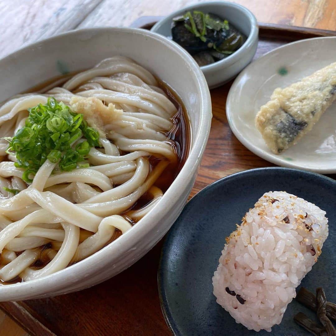 森田展義さんのインスタグラム写真 - (森田展義Instagram)「綾部市にある 『竹松うどん』なる処で 『冷 かけうどん 女将セット』なるものを食す！  #なる処 #なるもの食し  #nobmorley #森田展義 #綾部市 #竹松うどん #冷かけうどん #飛魚の天ぷら #絶品なるもの #食しログ #2020年最高冷かけうどん #ノミネート #遮る景色 #8月2日 まで #個展 やってます！」7月24日 9時02分 - nobmorley