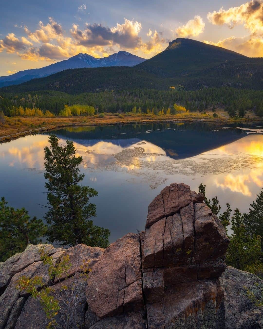 アメリカ内務省さんのインスタグラム写真 - (アメリカ内務省Instagram)「“At the lake, every hour is happy hour.” – Unknown Sometimes all you need is a soothing view. Stunning light at Lily Lake, a popular spot right off the road at Rocky Mountain National Park in #Colorado, should do the trick. The Lily Lake Loop is an excellent trail for the entire family and has ample wildlife watching opportunities from ducklings to muskrats. A fully accessible path, it leads travelers around the lake and through nearby wetlands for close to a mile. Mountains and a lake, what more do you need? Photo @rockynps by Jose Torres (www.sharetheexperience.org). #usinterior #RecreateResponsibly」7月24日 9時10分 - usinterior