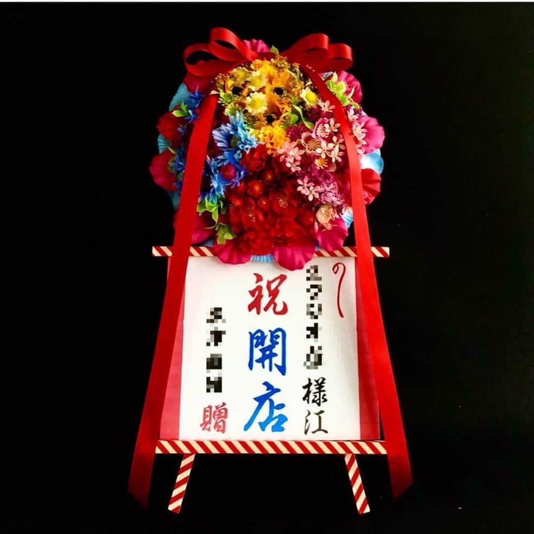 倉本康子さんのインスタグラム写真 - (倉本康子Instagram)「🌟 new openのお店へ 花環を贈りました。 @shinkowatanabeさんにオーダー。 すごく可愛いでしょ！ 可愛いよねー！ 卓上に置けるサイズ感とのこと。 (小さすぎることもなく) とても喜んでいただけたから またお願いしようと思う！ 他のお花💐のアルファベットのとかも すごーく気になる🥳🥰😍🤩😉 #shinkowatanabe さん #ありがとうございました #とても喜んでくださったそうです #私も実物見たい #プチ花環」7月24日 9時23分 - yasuko_kuramoto_yakko