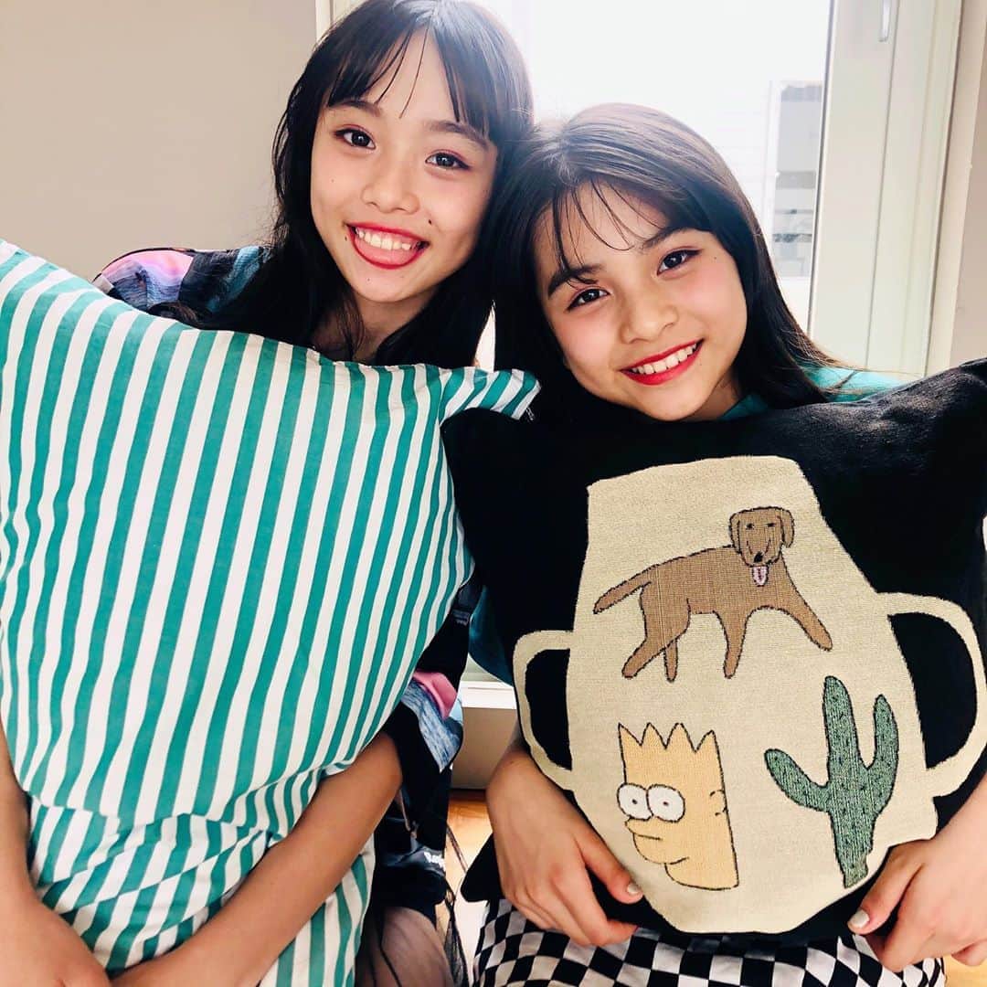 ニコ☆プチのインスタグラム：「🐑🐏 クッションらぶなふたり😗🤍 . . #有坂心花  #松本麗世」