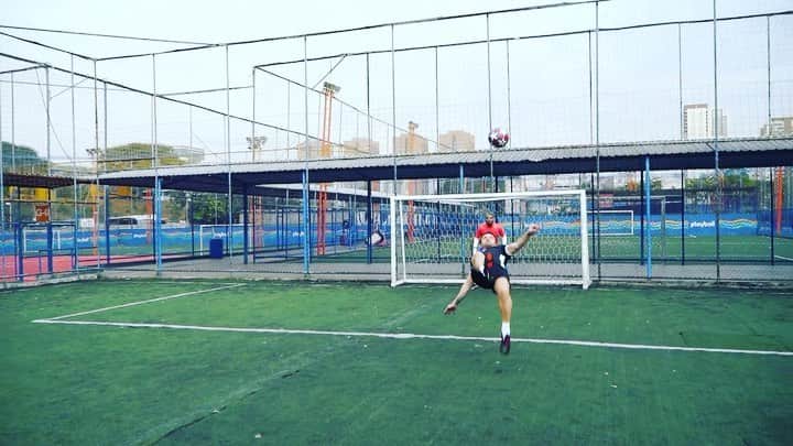 アレッサンドロ・ローザ・ヴィエイラのインスタグラム：「VIDEO- LINK NO STORIES-   Desafio de bicicletas 😱😱  Falcao12 e @goleiroflamarion21    X @lucaneta10 e @tomcristian01   @canal_falcao12 x @gingastreet」
