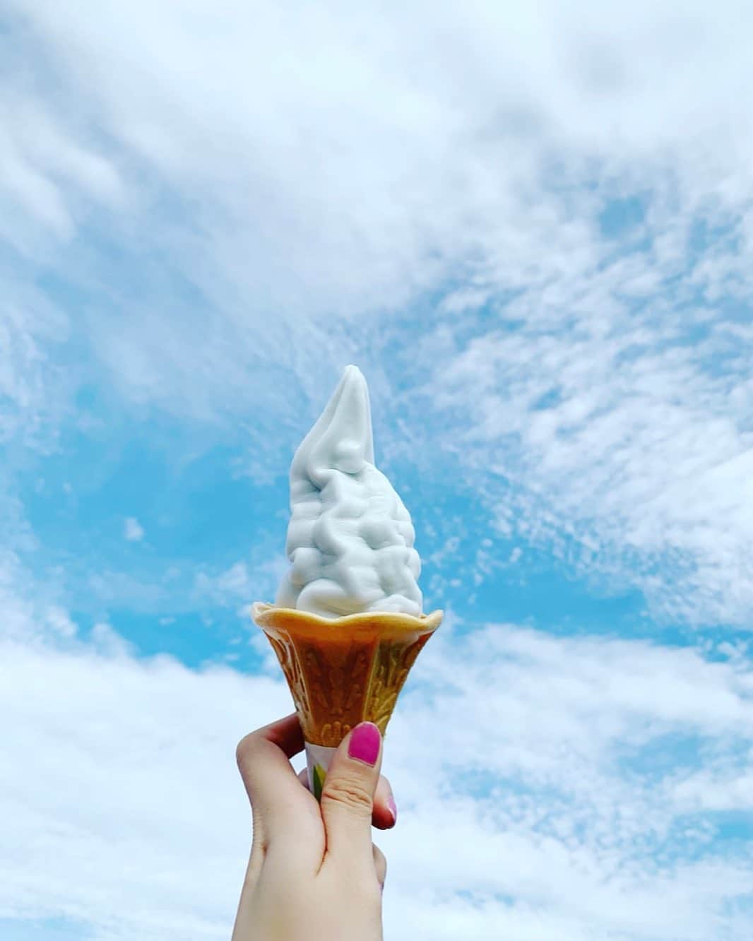 のインスタグラム：「ラムネのソフトクリーム🍦🤍💙﻿ ﻿ この日は暑かったから﻿ 一段と美味しかった😋💛🧡﻿ ﻿ 今ベビーシッターしてるから﻿ 上に手あげたらウルトラマンZみたいに﻿ 変身のポーズみたいって思ってしまう😂﻿ ﻿ という事で皆さん！﻿ ﻿ ご唱和下さい、我の名を﻿ 「ラムネソフトだ〜〜〜ゼーーット！！」﻿ ﻿ ラムネソフトクリームに変身！！🍦！！﻿ ﻿ 今日も愉快だ🤣😆🌈 ﻿ #ラムネソフト #ラムネ #ソフトクリーム ﻿ #晴れの日 #暑い日 #アイスの日 ﻿ #ウルトラマン #ウルトラマンz ﻿ #変身 #ラムネソフトだZってなに﻿ #ネーミングセンス #驚く #しかし #愉快﻿ #7月 #毎日投稿 #毎日更新 #過去pic」