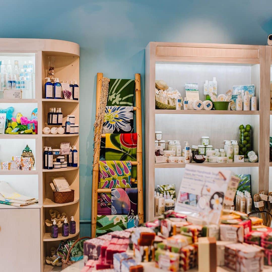 Lanikai Bath and Bodyさんのインスタグラム写真 - (Lanikai Bath and BodyInstagram)「We wipe down all of our products and shelving numerous times a day with sanitizing solution. Testers can be used in store, an associate will assist. There are testing sticks available too for butters and mists. We’re attentive to keeping the shopping experience safe for everyone, our employees and customers. #staysafe #lanikaibathandbody #kailuatownhi」7月24日 9時42分 - lanikaibathandbody