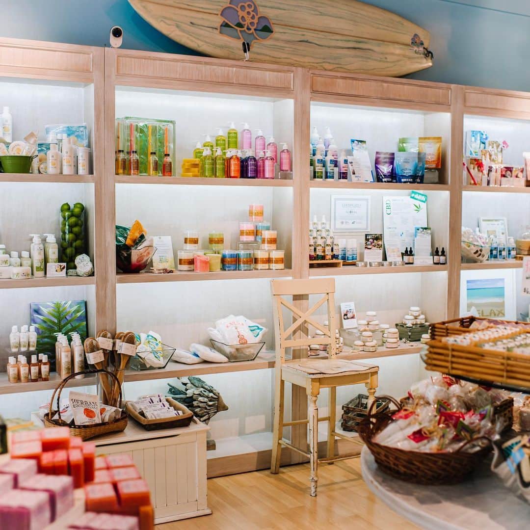 Lanikai Bath and Bodyさんのインスタグラム写真 - (Lanikai Bath and BodyInstagram)「We wipe down all of our products and shelving numerous times a day with sanitizing solution. Testers can be used in store, an associate will assist. There are testing sticks available too for butters and mists. We’re attentive to keeping the shopping experience safe for everyone, our employees and customers. #staysafe #lanikaibathandbody #kailuatownhi」7月24日 9時42分 - lanikaibathandbody