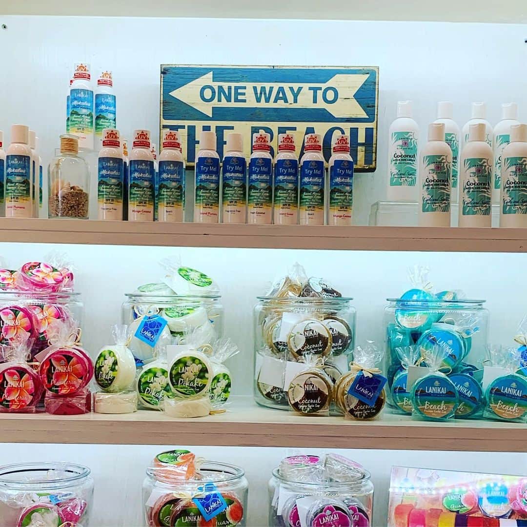 Lanikai Bath and Bodyさんのインスタグラム写真 - (Lanikai Bath and BodyInstagram)「We wipe down all of our products and shelving numerous times a day with sanitizing solution. Testers can be used in store, an associate will assist. There are testing sticks available too for butters and mists. We’re attentive to keeping the shopping experience safe for everyone, our employees and customers. #staysafe #lanikaibathandbody #kailuatownhi」7月24日 9時42分 - lanikaibathandbody
