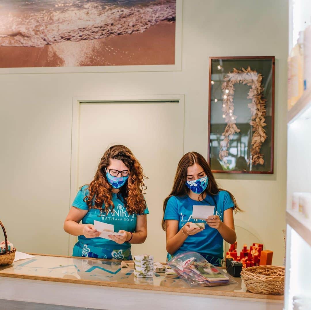 Lanikai Bath and Bodyさんのインスタグラム写真 - (Lanikai Bath and BodyInstagram)「We wipe down all of our products and shelving numerous times a day with sanitizing solution. Testers can be used in store, an associate will assist. There are testing sticks available too for butters and mists. We’re attentive to keeping the shopping experience safe for everyone, our employees and customers. #staysafe #lanikaibathandbody #kailuatownhi」7月24日 9時42分 - lanikaibathandbody