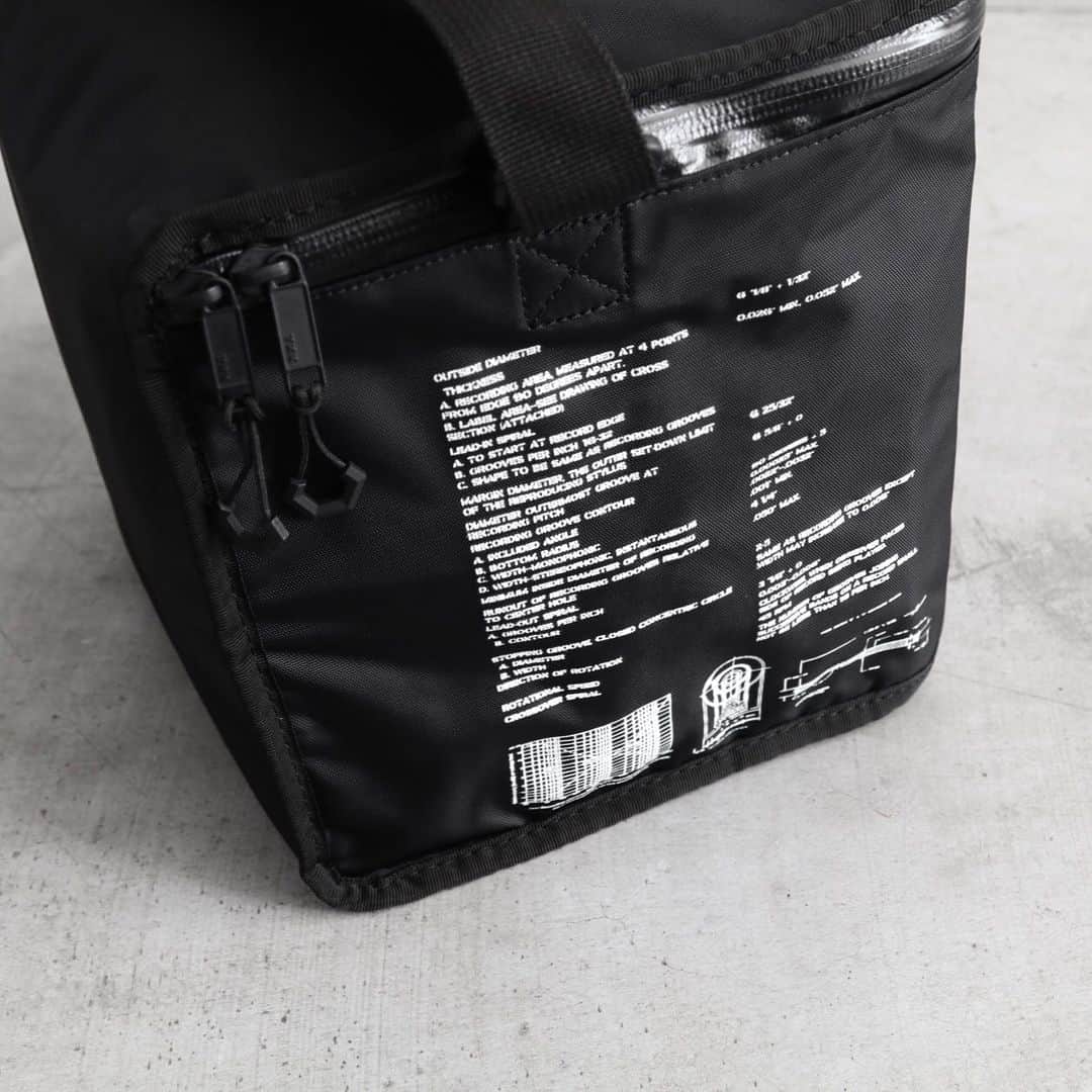 wonder_mountain_irieさんのインスタグラム写真 - (wonder_mountain_irieInstagram)「[limited] DIGAWEL × F/CE. / ディガウェル × エフシーイー "Vinyl Cooler BAG(7inch)" ¥5,500- _ 〈online store / @digital_mountain〉 https://www.digital-mountain.net/shopdetail/000000011969/ _ 【オンラインストア#DigitalMountain へのご注文】 *24時間受付 *15時までのご注文で即日発送 *1万円以上ご購入で送料無料 tel：084-973-8204 _ We can send your order overseas. Accepted payment method is by PayPal or credit card only. (AMEX is not accepted)  Ordering procedure details can be found here. >>http://www.digital-mountain.net/html/page56.html _ #DIGAWEL #ディガウェル #fcetools #エフシーイー _ 本店：#WonderMountain  blog>> http://wm.digital-mountain.info/blog/20200720-1/ _ 〒720-0044  広島県福山市笠岡町4-18  JR 「#福山駅」より徒歩10分 #ワンダーマウンテン #japan #hiroshima #福山 #福山市 #尾道 #倉敷 #鞆の浦 近く _ 系列店：@hacbywondermountain _」7月24日 9時37分 - wonder_mountain_