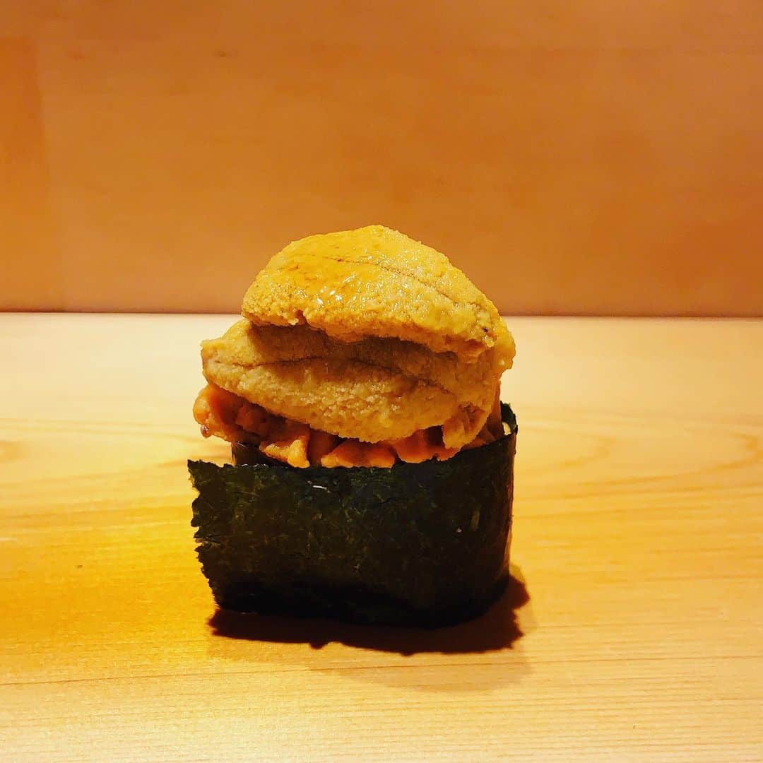志摩有子さんのインスタグラム写真 - (志摩有子Instagram)「昨夜は行ってみたかったすが弥さんに。噂に違わぬ素晴らしいお店。ストイックでいながら、温かくてとても雰囲気がいい。お若いのにひとつひとつの所作が美しいのだ♡ 名物のまぐろやうにタワーはもちろん、煮はまぐりが最高だった。お誘いありがとうございます。  #すが弥　#東麻布　#鮨　#寿司　#sushi」7月24日 9時41分 - ariko418