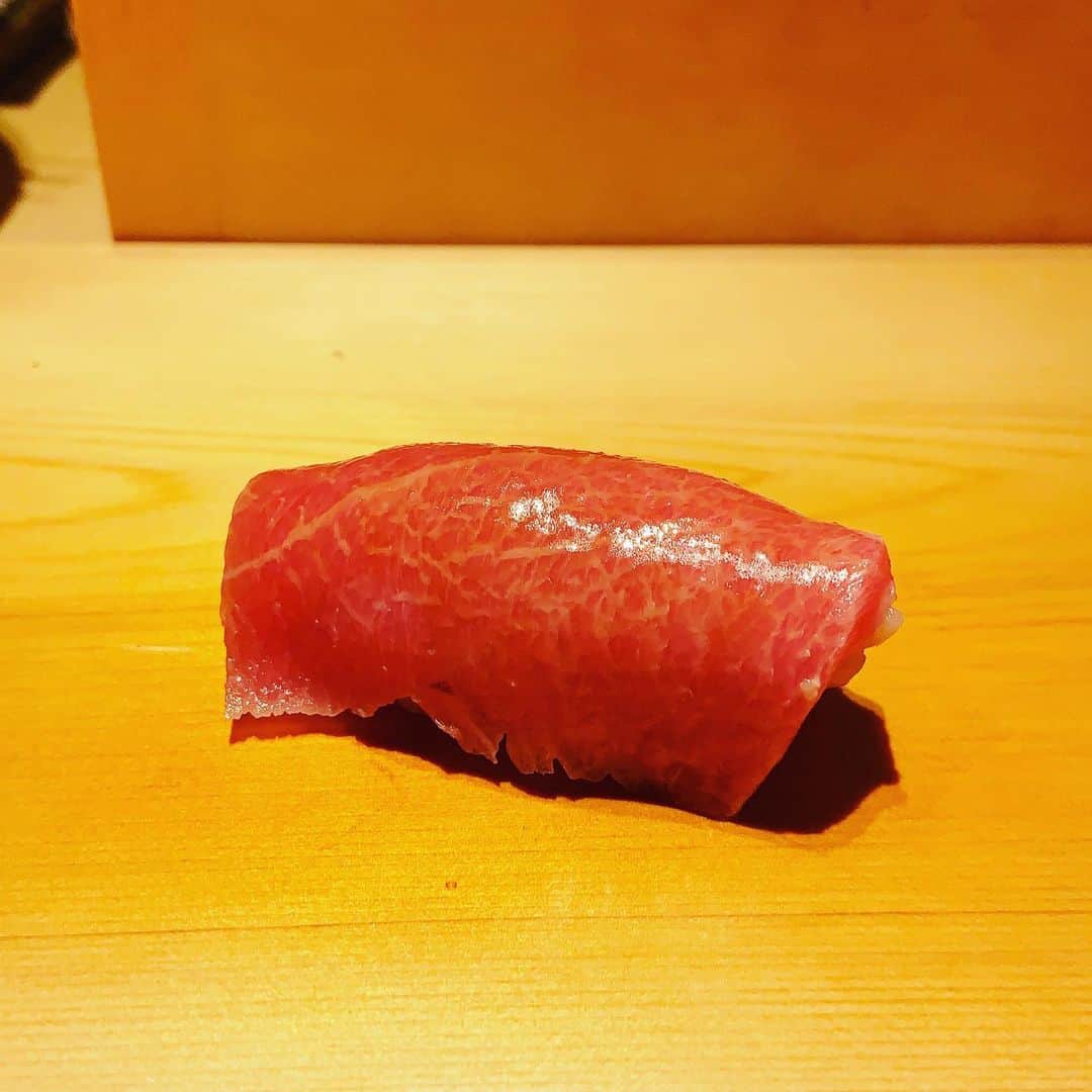 志摩有子さんのインスタグラム写真 - (志摩有子Instagram)「昨夜は行ってみたかったすが弥さんに。噂に違わぬ素晴らしいお店。ストイックでいながら、温かくてとても雰囲気がいい。お若いのにひとつひとつの所作が美しいのだ♡ 名物のまぐろやうにタワーはもちろん、煮はまぐりが最高だった。お誘いありがとうございます。  #すが弥　#東麻布　#鮨　#寿司　#sushi」7月24日 9時41分 - ariko418
