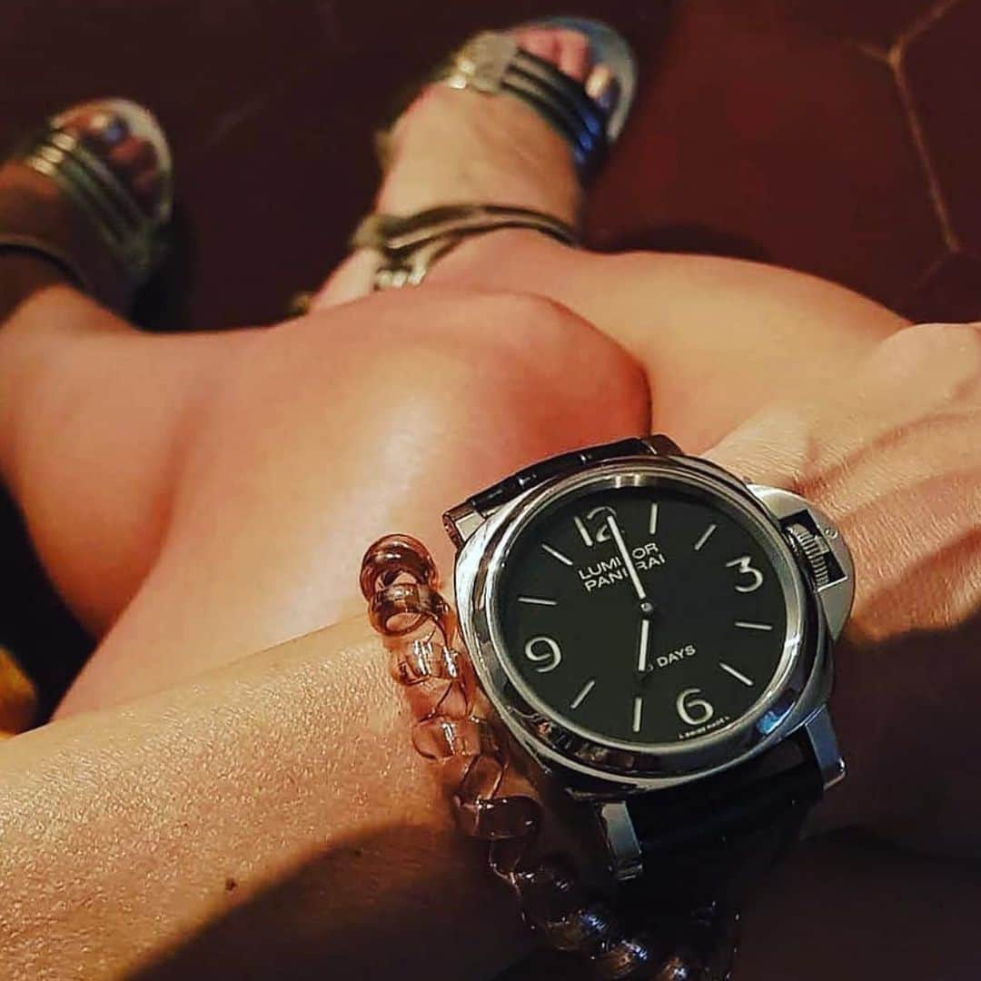 パネライのインスタグラム：「Have to appreciate all the ladies that enjoy rocking a #Panerai.  A great base dial choice by @valentinabonciani with the #PAM560. #paneraicentral」