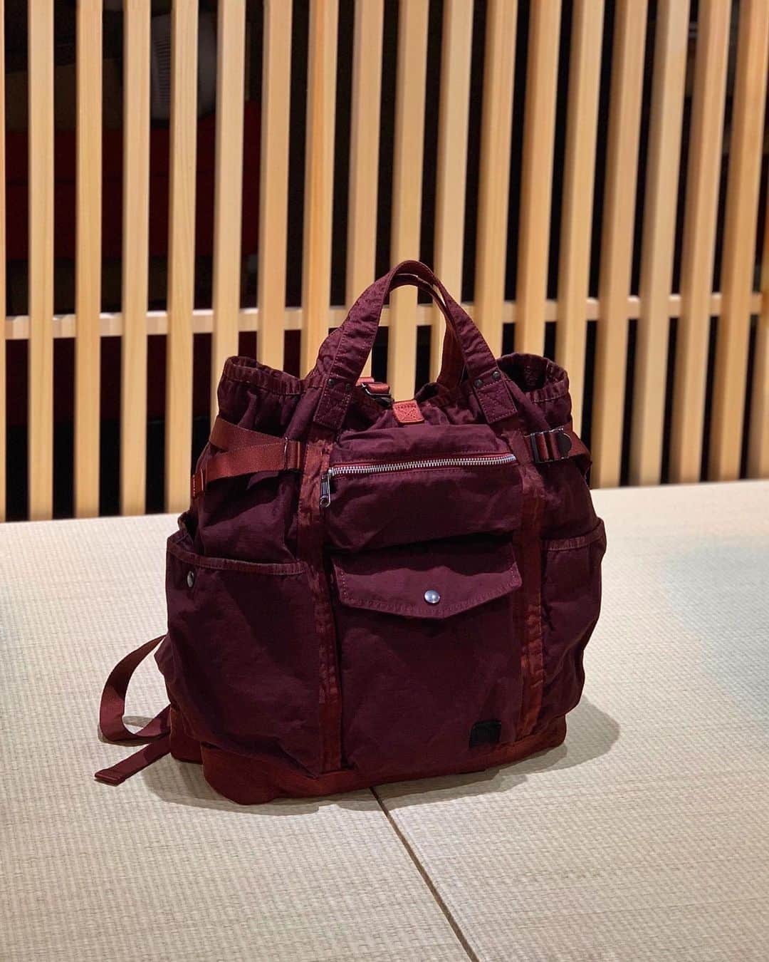 のインスタグラム：「. PORTER CRAG  ナイロンとコットンの混紡糸を高密度に織り上げた完全オリジナルのバックサテン生地を使用し、製品染めならではの色の深みと独特の手触りを再現したカジュアルシリーズ。  見た目からは想像できない軽さと収納力の高さ、ハリ感のある生地とマッチした自立性も魅力です。  2WAY RUCKSACK No.540-19695 ￥38,000+tax W380/H420/D170mm  #吉田カバン #ポーター #yoshidakaban #porter #luggagelabel  #porterflagshipstore #madeinjapan #japan #porterstand #shinagawa #tokyo #kyoto #crag #garmentdye #sustainable #rucksack #2way #maroon #limited  #exclusive」
