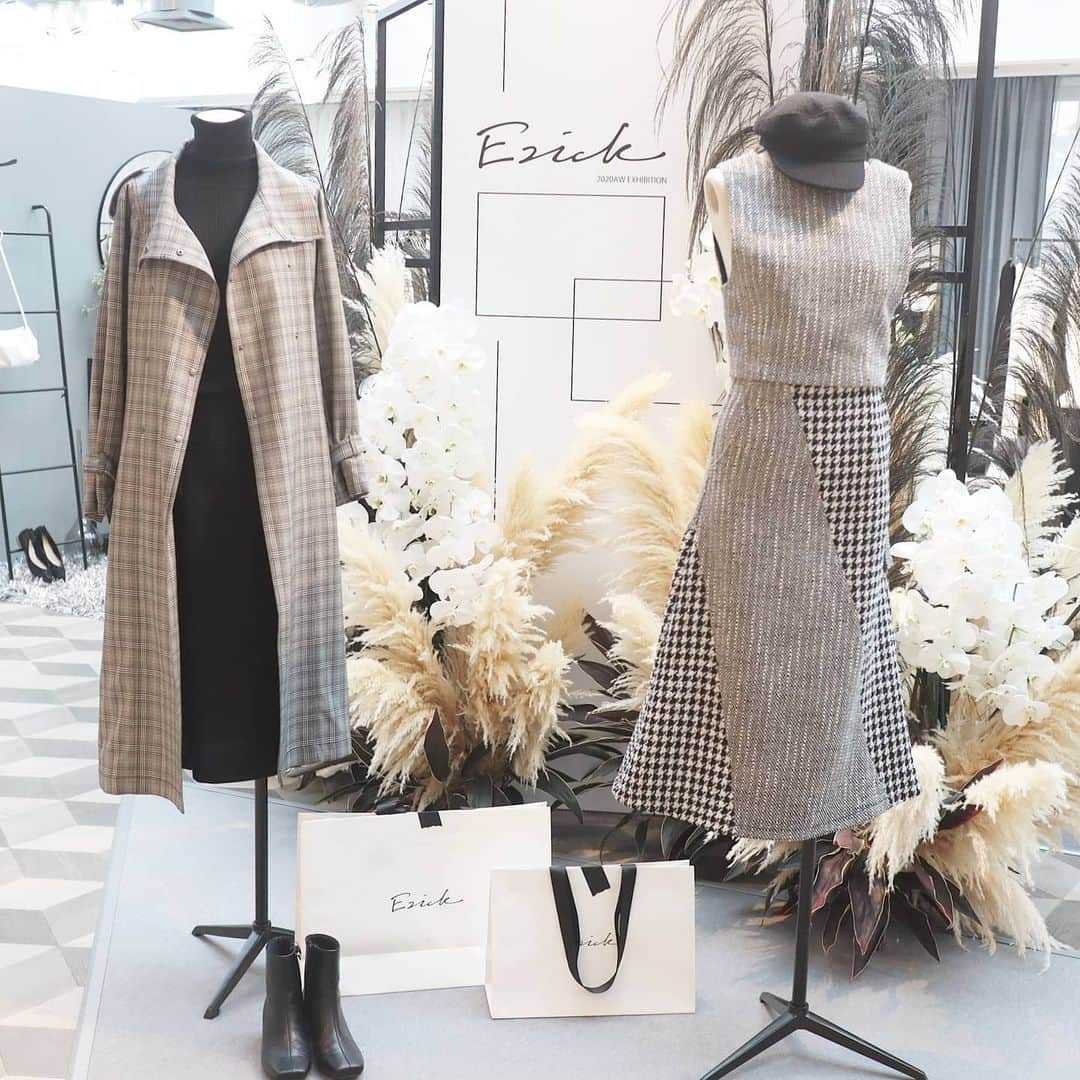 Eri Satoのインスタグラム：「【Ezick Autumn Exhibition】 · 今秋デビューのブランド、 Ezick @ezick.official の展示会にお邪魔してきました✨ · こちらは人気のスタイリスト、 @saorioyamada さんディレクションのブランド。 会場にもいらっしゃったんですが、お美しかったー😍😍😍 · 近頃は白とかベージュのワントーンばかり手に取っていたので、モノトーンのパキっとしたコントラストや、定番色のカーキグリーンさえ差し色になるようなコーディネートが新鮮に映りました👀 大人が着られるドットやレースも💛 · なによりびっくりなのがお値段！！ もっと高いかと思った！！！ってなる。 服以外にも、靴やアクセサリーなども展開されてます。 「新しいモードベーシックブランド」を体現した素敵なコレクションでした。 · ちょっと1投稿にまとめきれないぐらい良かったので、次の投稿ではオーダーしたアイテムなどをご紹介しますね✨ · プレス宮坂さんいつもありがとうございます💛 · #ezick#エジック#ezicksnap#エジックスナップ#秋物#秋服#展示会#秋コーデ#カジュアル#モード」