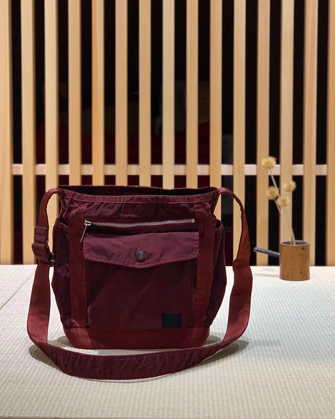 のインスタグラム：「. PORTER CRAG  ナイロンとコットンの混紡糸を高密度に織り上げた完全オリジナルのバックサテン生地を使用し、製品染めならではの色の深みと独特の手触りを再現したカジュアルシリーズ。  見た目からは想像できない軽さと収納力の高さ、ハリ感のある生地とマッチした自立性も魅力です。  SHOULDER BAG(L) No.540-19644 ￥27,800+tax W270/H300/D130mm  #吉田カバン #ポーター #yoshidakaban #porter #luggagelabel  #porterflagshipstore #madeinjapan #japan #porterstand #shinagawa #tokyo #kyoto #crag #garmentdye #sustainable #shoulderbag #maroon #limited  #exclusive」