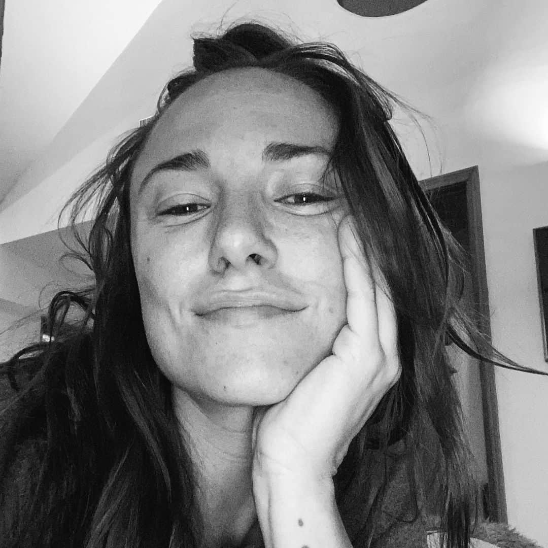 ブリアナ・エヴィガンのインスタグラム：「Challenge accepted @karinyogi thank you my dear friend. #blackandwhite #womenempowerment 🖤❤️」