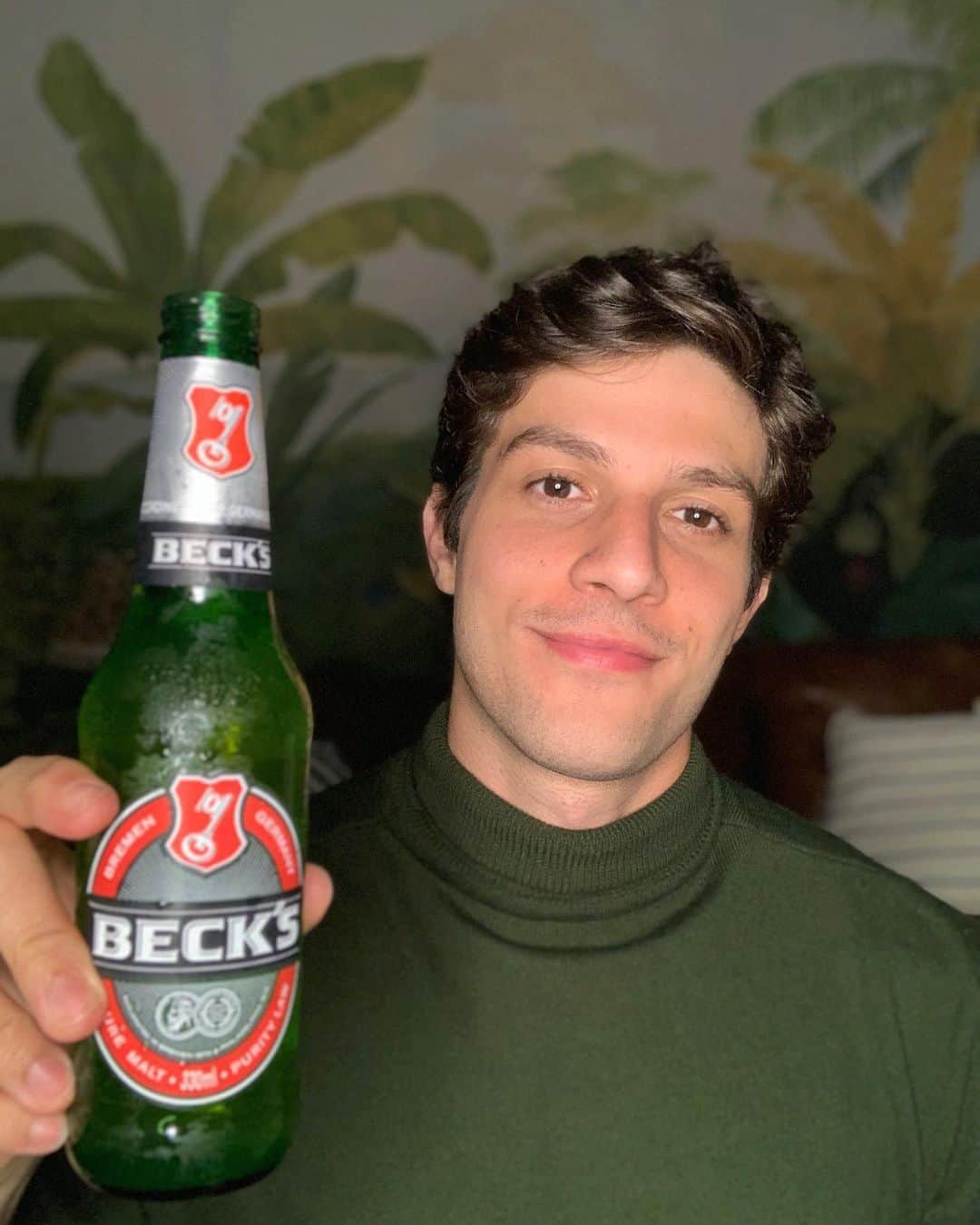 Chay Suedeのインスタグラム：「Feliz demais, porque a partir de agora sou embaixador oficial da minha cerveja favorita @becksbeerbr, a purinha!  Saúde!  💚  #BebaComModeracao  #ad」
