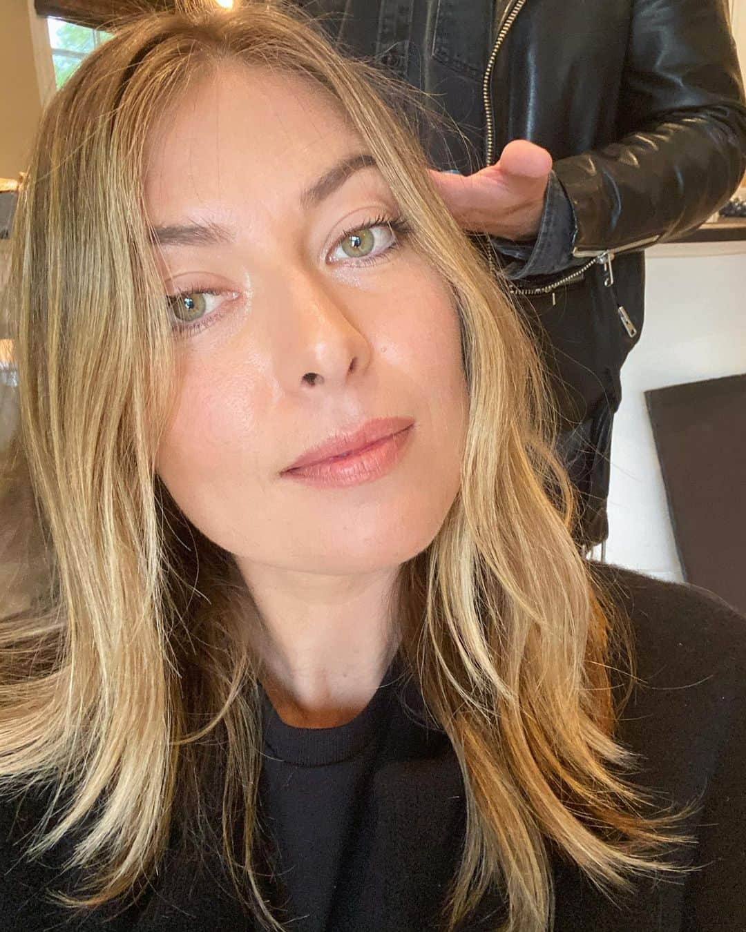 マリア・シャラポワのインスタグラム：「Back on set and haven’t looked this put together in a looooong while 🎥」