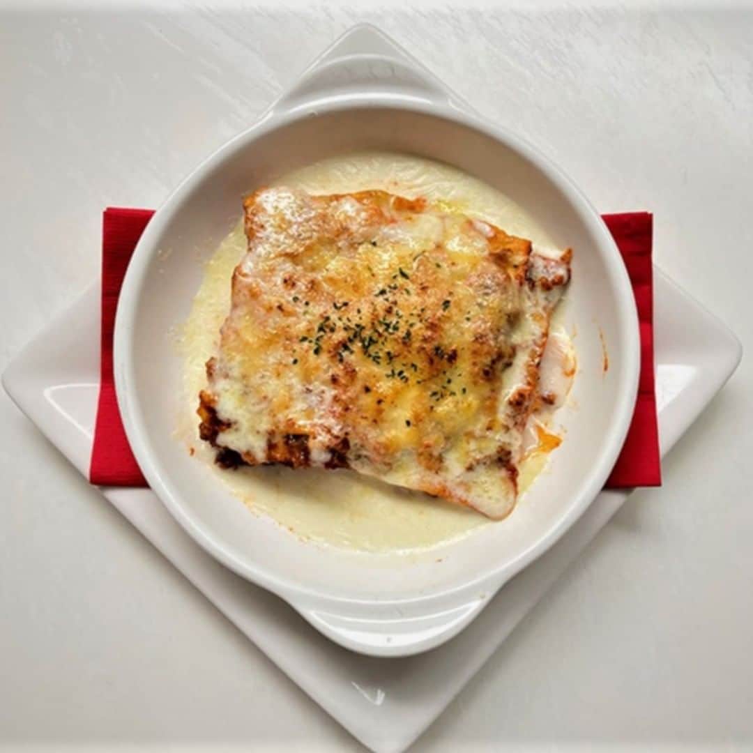 Courtyard by Marriott Tokyoのインスタグラム：「ラヴァロック　ランチ 11:30～14:30（L.O.14:00) 平日 🍽️--6種類のランチセットに週替わりパスタが加わってリニューアル -😀 7月27日の週替わりランチはラザニア！ 熱々のラザニアはボロネーゼとともにトマトソースやホワイトソースとともに焼き上げました。カリッとした表面のチーズが食欲をそそります。#ランチ #日本橋 #銀座 #レストラン #タイ料理 #オフィスランチ #ホテル #東京駅 #京橋グルメ #京橋 #牛肉 #ランチ #東京 #マリオット #ランチセット #丸の内ol #東京駅 #京橋グルメ #京橋 #東京 #丸の内 #OL #美味しい #tasty #アメリカン #ペンネ #パスタ」