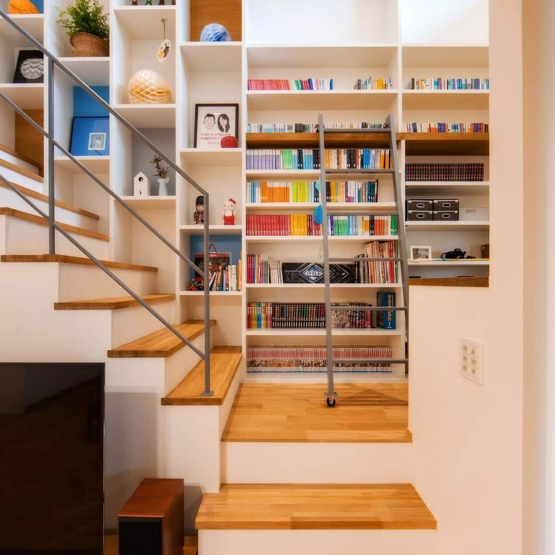 コラボハウス一級建築士事務所さんのインスタグラム写真 - (コラボハウス一級建築士事務所Instagram)「.⠀⠀⠀⠀⠀⠀⠀ 階段横の壁を本棚にしました。⠀⠀⠀⠀⠀⠀⠀ 階段の段差を腰掛けにすれば⠀⠀⠀⠀⠀⠀⠀ ちょっとしたブックカフェのようです。⠀⠀⠀⠀⠀⠀⠀ .⠀⠀⠀⠀⠀⠀⠀ 家族の思い出の品や雑貨を飾る⠀⠀⠀⠀⠀⠀⠀ ディスプレイ棚としても活用できます。⠀⠀⠀⠀⠀⠀⠀ .⠀⠀⠀⠀⠀⠀⠀ 他にも沢山のお家を⠀⠀⠀⠀⠀⠀⠀ ホームページの施工例でご紹介しています。⠀⠀⠀⠀⠀⠀⠀ ⠀⠀⠀⠀⠀⠀⠀ @collabo_house　からご覧ください。⠀⠀⠀⠀⠀⠀⠀ #本棚#階段#階段壁#スケルトン階段#はしご#スキップフロア#無垢床#ナラ#スチール手摺#雑貨#ディスプレイ棚#漫画#小説#文庫本#北欧雑貨#自分らしい暮らし #デザイナーズ住宅 #注文住宅新築 #設計士と直接話せる #設計士とつくる家 #コラボハウス #インテリア #愛媛 #香川 #新築 #注文住宅#マイホーム」7月24日 10時00分 - collabo_house