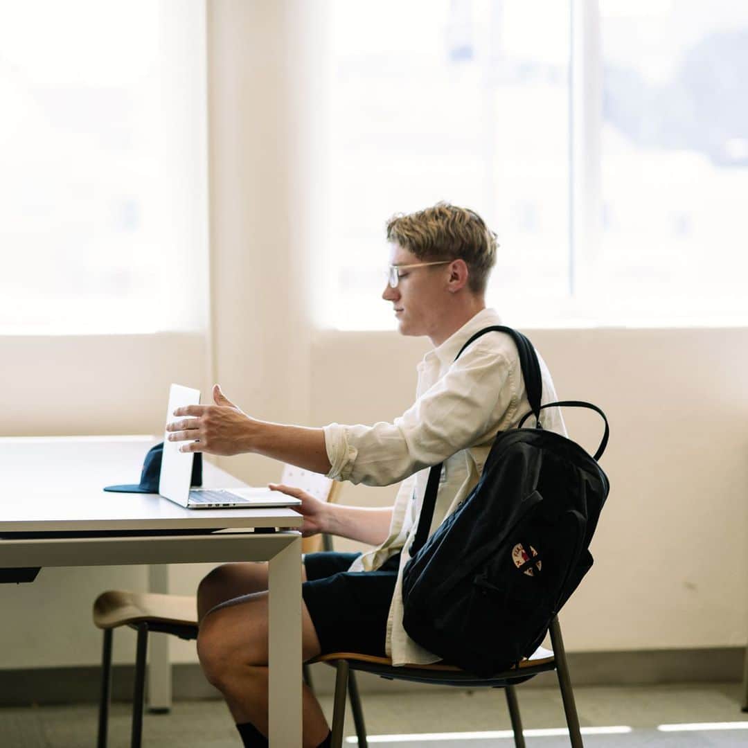 のインスタグラム：「As more schools are prepping for virtual online learning, we are prepping you for the longer screen time. Get back to school savings with $15 off sitewide. Reduce digital eye strain and add a JINS SCREEN blue light lens upgrade (for free!) to any of your frames.  Use code BTS15 until 8/27.」