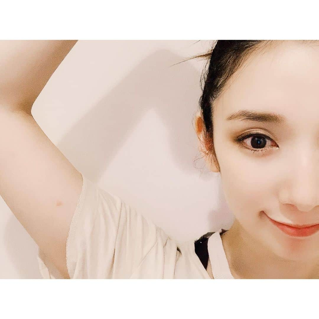 沙央くらまさんのインスタグラム写真 - (沙央くらまInstagram)「夏こそ温めよう！ 皆さま「汗」かいてますか？ 毎日一時間レッスン受けてます。 色々なジャンルを学ぶたびに、 ワクワクする。 そしてとにかく汗をかくとお肌が全然ちがう！  良い汗をかかないとね！  家でもできるトレーニングもあるこの世の中は便利ですね。  皆さんは汗かいてますか？  あ。気づきました？  ※蚊に刺されに注意しましょうw  ps.肩は破れているわけではなく、デザインですw  #いろいろ気になる  #沙央くらま #コマスタ #蚊に刺された  #血がおいしいらしい」7月24日 10時01分 - kurama_sao