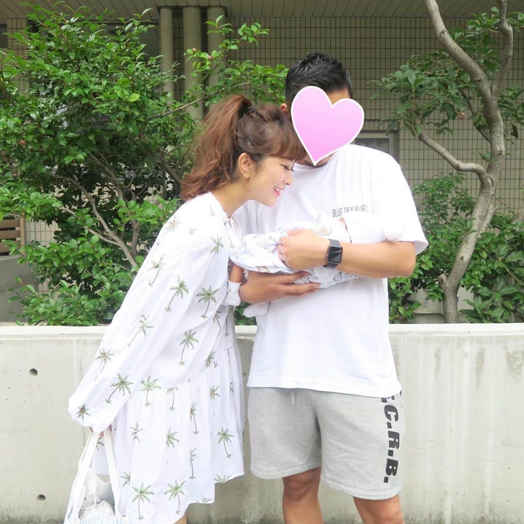 Mai Wakimizuのインスタグラム：「セミの鳴き声が心地良く感じるなか、お天気にも恵まれ昨日退院しました♡毎日TV電話でしか会えてなかった主人は、5日ぶりの息子との再会に大喜び！(出産の立ち会いだけ出来ました♡)それはそれは嬉しそうでその姿を見て更に幸せな気持ちになりました♡さて、新しい生活がスタートしています！初めての沐浴はそれはそれはテンヤワンヤ！笑 これから全てのことを家族で楽しみながら子育て頑張りたいと思います＼(^o^)／沢山のお祝いコメント、本当に有難うございます♡ #newborn#newbornbaby#babyboy#新生児#男の子ベビー#男の子ママ#生後5日目」