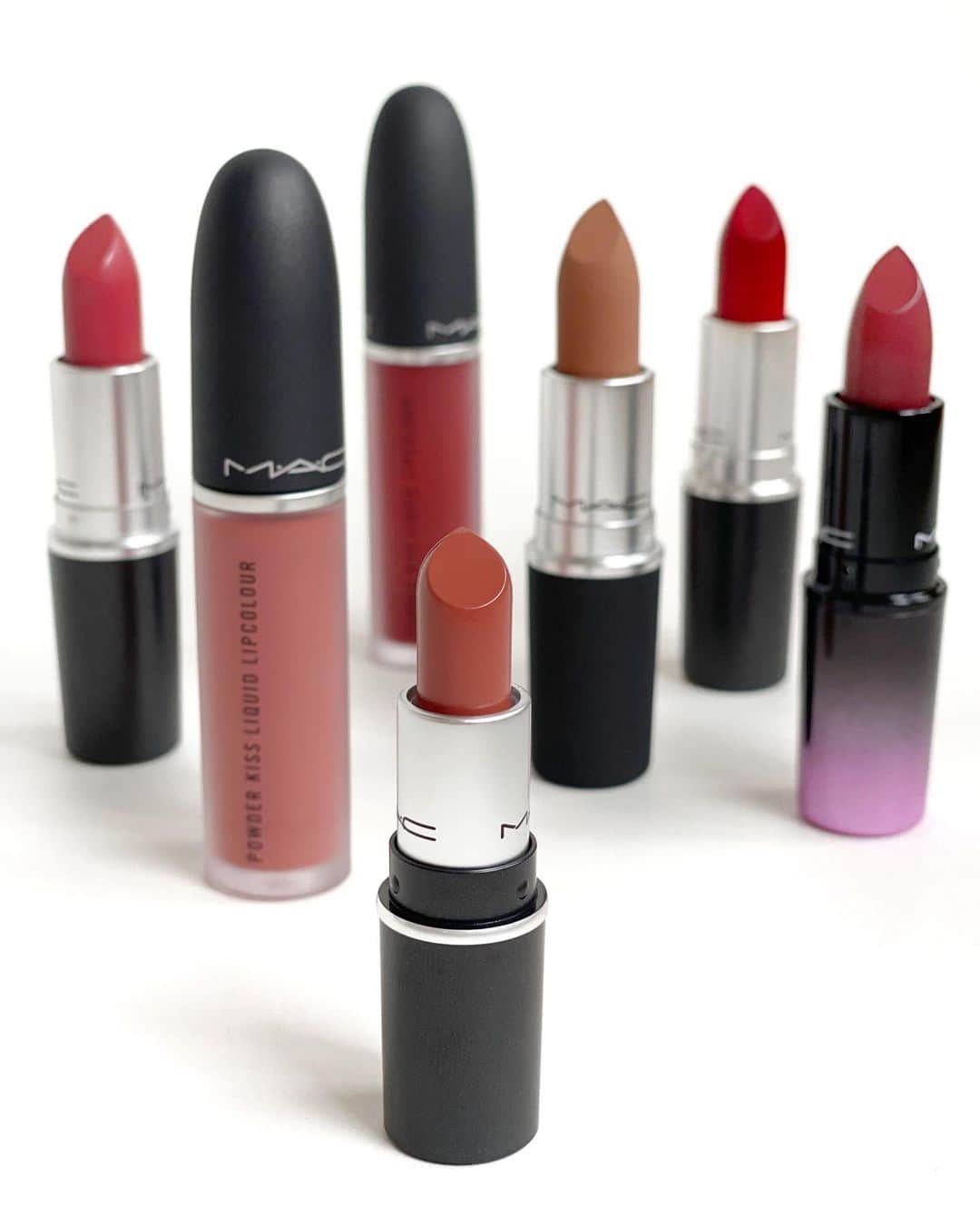 M∙A∙C Cosmetics Japanのインスタグラム：「【本日キャンペーンスタート！】 ソーシャルメディア(SNS)から生まれた記念日 「#ナショナルリップスティックデー 」を記念して、 ・M·A·C 公式オンラインショップ ・三越伊勢丹化粧品サイトmeeco ・一部店舗*　にて、 本日7月24日(金) から対象製品ご購入でミニサイズのリップスティックをプレゼント💄 ㅤ 【🎁公式オンラインショップ限定】 対象のM·A·Cリップ製品を含む税込8,250円以上お買い上げの方に ミニサイズのリップスティック、「モカ」をプレゼント (画像中央のカラーです) 期間: 7月24日(金)10:00～7月28日(火) 23:59 ㅤ ＜対象リップ製品＞ ・リップスティック ・パウダーキス リップスティック ・ラブ ミー リップスティック ・パウダー キス リキッド リップカラー ・レトロ マット リキッド リップカラー ・テンダー トーク リップバーム ※上記に該当する限定コレクション製品も対象となります※ ㅤ  ㅤ 【🎁一部店舗*＆三越伊勢丹化粧品サイト @meeco_meeco 限定】 お好きなM·A·C製品を税込8,250円以上お買い上げの方に ミニサイズのリップスティック、「チリ」をプレゼント 期間: 7月24日(金)～7月28日(火) ㅤ *対象店舗 伊勢丹 新宿本店、阪急うめだ本店、ジェイアール名古屋タカシマヤ、岩田屋本店 本館、髙島屋 横浜店、西武池袋本店、大阪髙島屋、大丸 心斎橋店、大丸 札幌店、M·A·C表参道ヒルズ店、ルミネエスト新宿店 ㅤ ※プレゼントは数に限りがございます。無くなり次第終了となります。 ※プレゼントはお1人様1会計につき1回までとさせて頂きます。 ㅤ #MACNationalLipstickDay #MACナショナルリップスティックデー #BiteYourLips #MACLovesLips #MACCosmetics #MAC #MACコスメ #マックコスメ #コスメ#コスメ紹介#コスメ好き#コスメレポ #化粧品 #デパコス #コスメ部 #コスメマニア #メイク好き#メイク道具#美容大好き#美容好き#トレンドメイク#夏メイク#メイクテク#MACリップ#リップ#リップメイク#リップスティック#リップマニア#マットリップ」