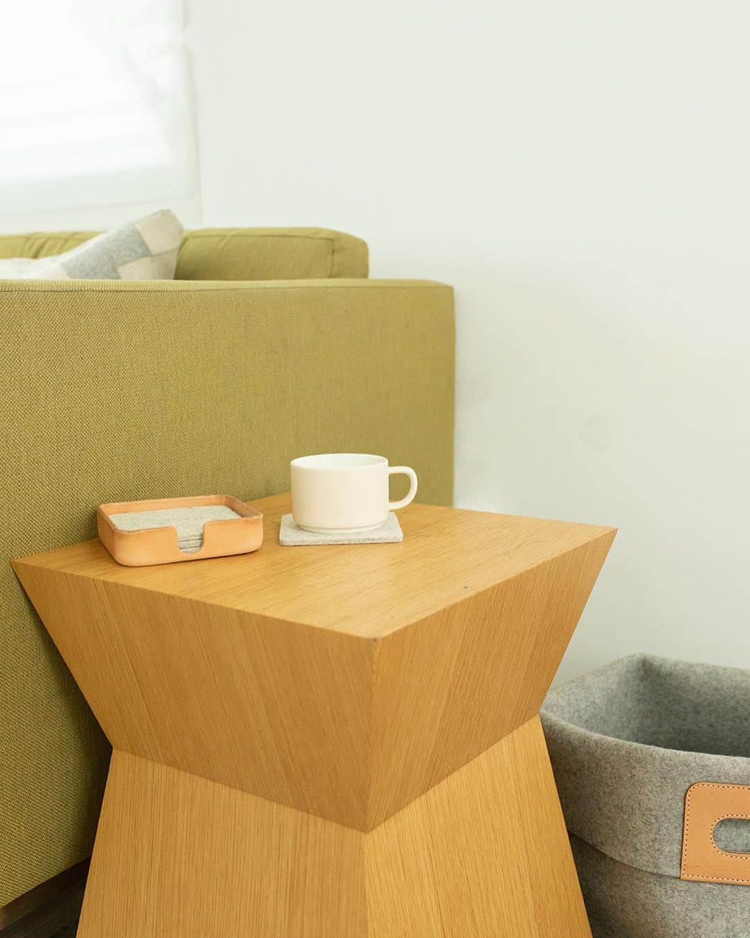 グラフ&ランツのインスタグラム：「This just in: The Kobon. The perfect home for coasters, and really anything else. Keys, coins, Q-tips, post-it’s, jewelry, it’s all on the table.」