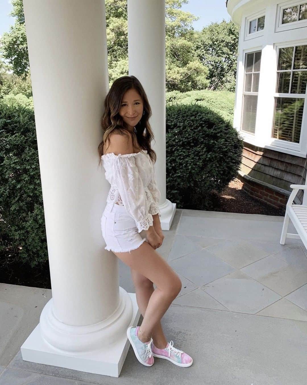 のインスタグラム：「@seegoldenstyle adding a pop of color to her neutral look thanks to our Kam Sneakers. #SummerStyle  When you shop at KennethCole.com, we donate to THE MENTAL HEALTH COALITION –a life-changing movement working to destigmatize all mental health conditions by unifying our partners’ efforts, including those focused on the emotional well-being of Black communities. #BlackLivesMatter Info link in bio.」