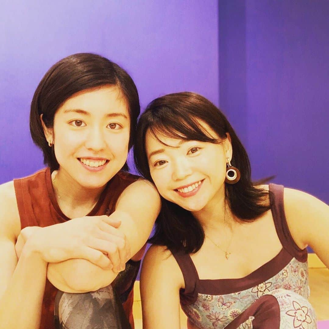 栗原文音のインスタグラム：「7/26(日)20:00〜21:00  インスタライブ♡ヨガ 京乃ともみ先生 現役の時からお世話になっていて、テレビや雑誌や本なども出して活躍されている京乃ともみ先生！ 大好きなもみさんと2回目のヨガインスタライブが決まりました🧘‍♀️✨ 4連休最終日の夜20時からみなさんも一緒にもみさんのヨガレッスンを受けませんか？🙋‍♀️  なかなか受けれないもみさんのヨガレッスン🥺 誘っていただいてありがとうございます🌸🌸  是非みなさんで4連休の疲れをヨガで癒しましょう💓 #京乃ともみ#ヨガ#栗原文音#ヨガレッスン#バドミントン#4連休#最終日#みんなで一緒に#楽しい時間を#まだまだ厳しい状況#みんなで一つに#乗り越えよう#毎日笑顔」