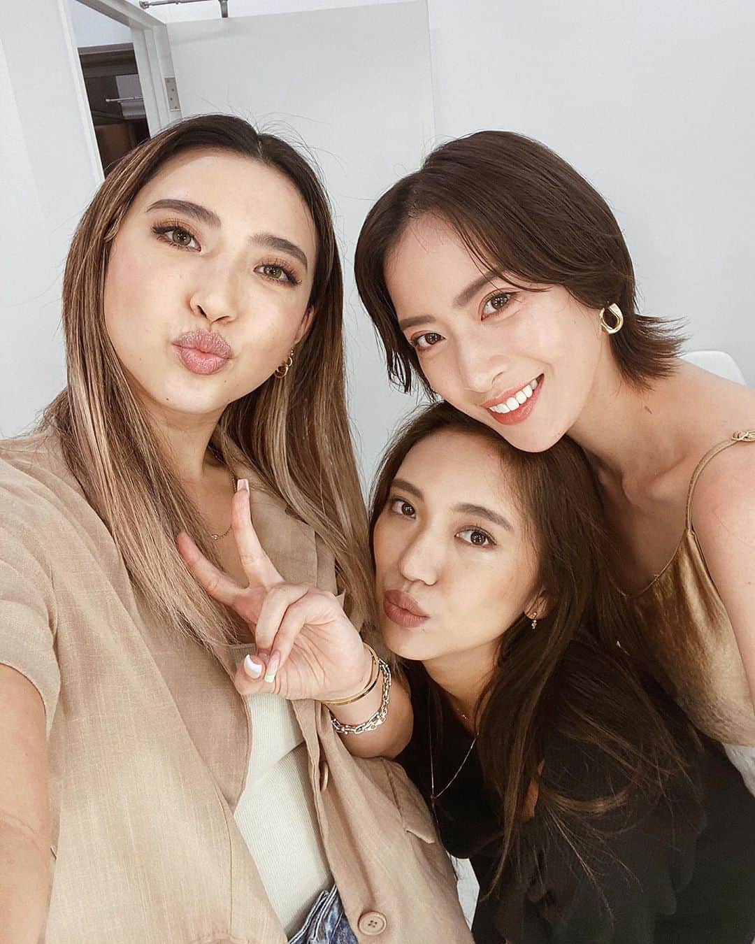 ソンイのインスタグラム：「撮影で久々に親友集合🔥 ３人での企画を組んで貰えるのってとても嬉しい🥺 出会ってから13年、大人になった私達💭🦋」