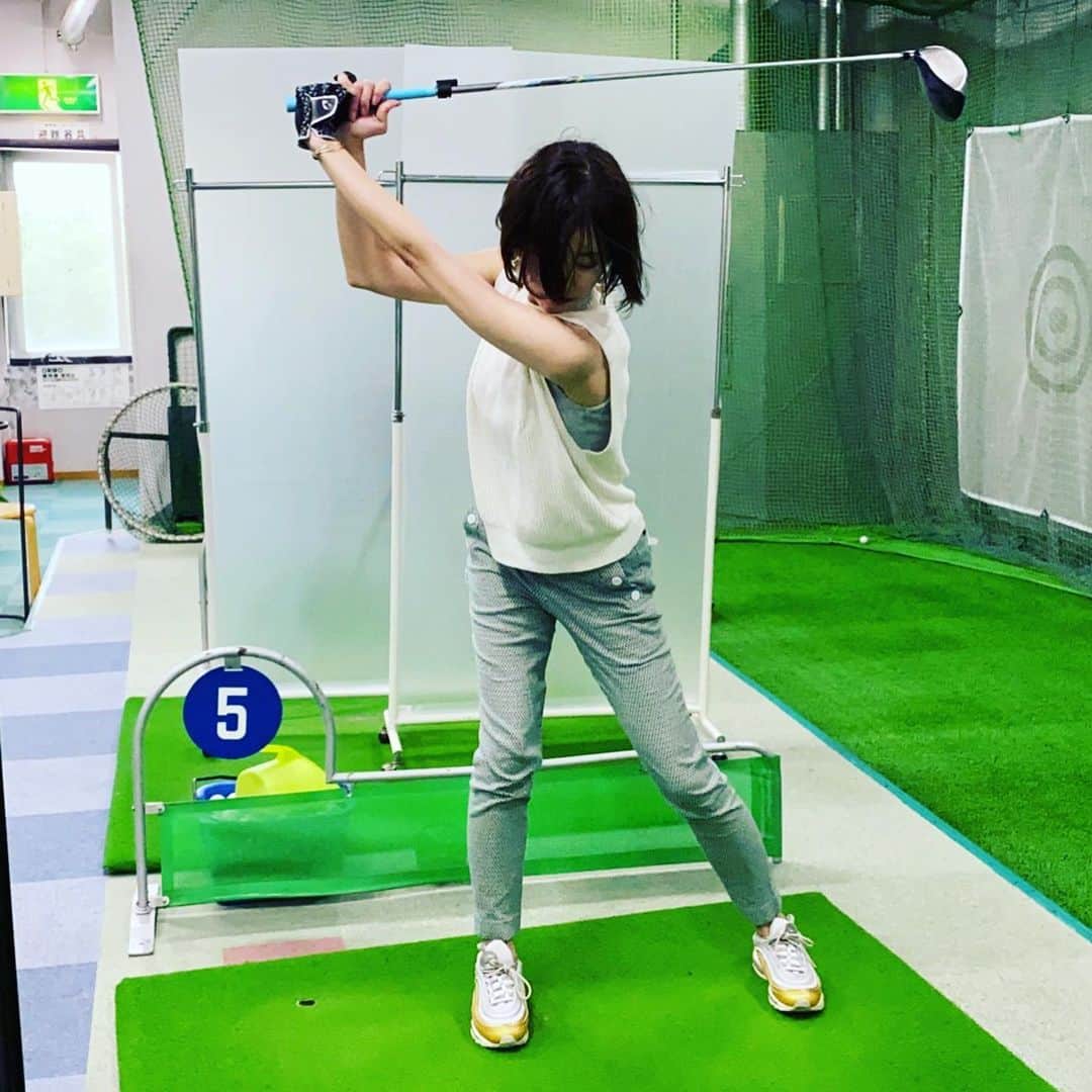 矢野冬子のインスタグラム：「昨日は、 ゴルフレッスンでした🥳！！！！ 、 いやー！難しいよー！！！ もっと体に覚えさせねば🤔 、 にしても肩関節外れそうじゃない🤔？？笑 、 #NAS永山 #ゴルフスクール #ゴルフ女子」