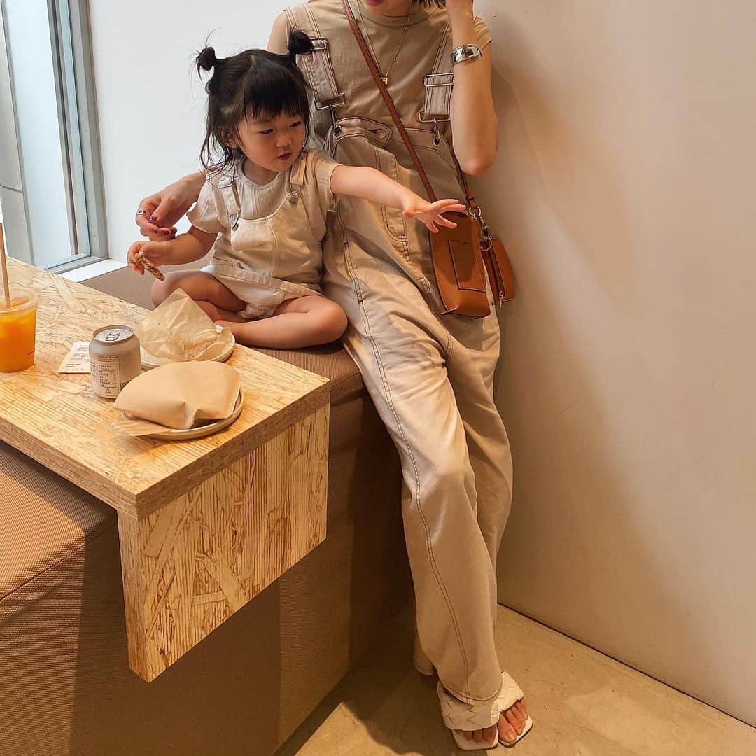 美生のインスタグラム：「#リンクコーデ﻿ ﻿ 娘たちとサロペットでリンク♡﻿ ﻿ イヤイヤ言いまくって 最終窓の外のお姉さんたちにBIG SMILEで﻿ 愛想振りまいてた🤷🏽‍♂️🤷🏻‍♀️﻿ ﻿ ﻿ #やれやれ」